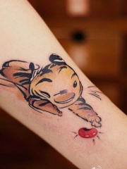 手臂卡通橘色迷你老虎可爱纹身图案