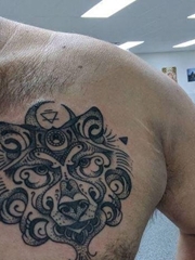 男性胸部上漂亮的黑色装饰风格狼纹身