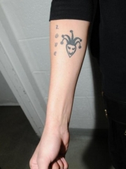 贾斯汀比伯右手小丑纹身图片