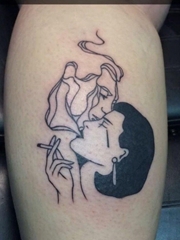 黑色手臂线条纹身男人亲流泪女人纹身水墨画图片