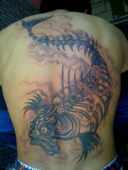满背地下城骨架鱼纹身图案