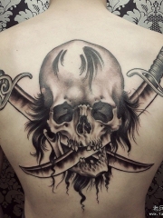 背部欧美骷髅匕首纹身图案