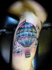 女性性感部位上漂亮的热气球纹身图案