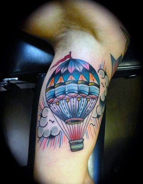 女性性感部位上漂亮的热气球纹身图案