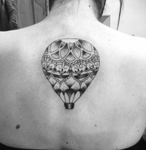 女性性感部位上漂亮的热气球纹身图案