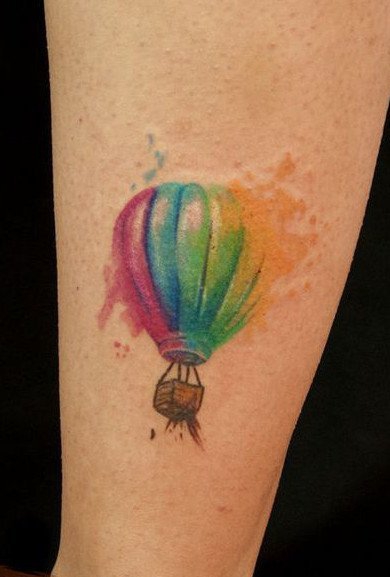 女性性感部位上漂亮的热气球纹身图案