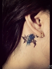 耳后小清新泼墨线条玫瑰纹身图案