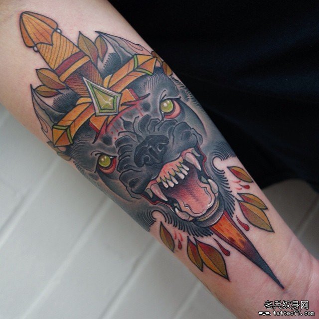 小臂欧美school狼头匕首纹身图案