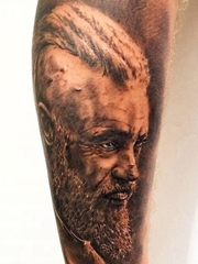 小腿上的影视明星Ragnar Lothbrok肖像图案纹身