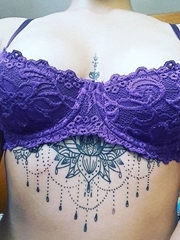 手臂上和胸骨上黑色几何点刺纹身曼陀罗纹身装饰画图案