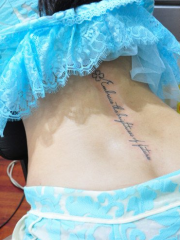 后腰流畅清新英文纹身图案