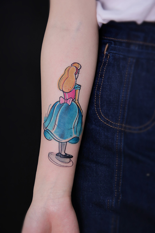 女生手臂卡通灰姑娘纹身图案