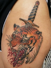 大腿传统血腥老虎匕首纹身图案