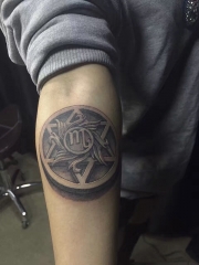 手臂3d风格六芒星徽章纹身图案