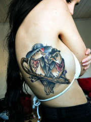 女生侧肋时尚经典的小鸟纹身图案