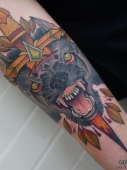 小臂欧美school狼头匕首纹身图案