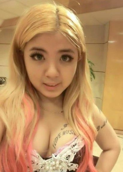 刘雅婷胸部个性英文字母纹身图案