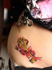 女性腹部金钥匙纹身图案
