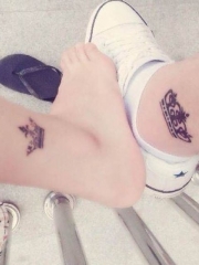 情侣脚踝上的皇冠纹身图案