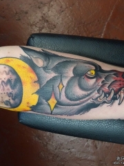 欧美小臂狼头月亮纹身图案