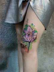 彩莲盛放，腿部莲花彩绘纹身图案