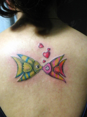 女性背部可爱的亲嘴鱼纹身图案