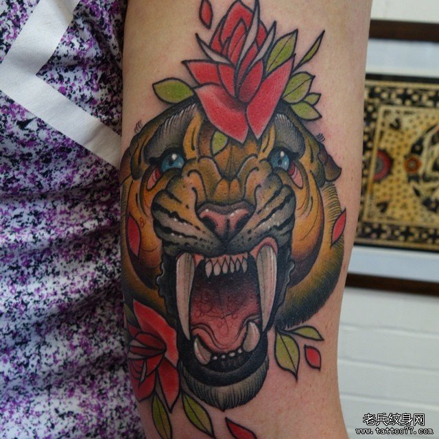 大臂欧美school老虎花卉纹身图案