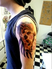 男生手臂帅气时尚的马纹身