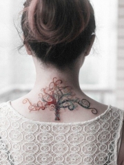 美女背部美丽精灵树纹身图案