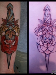 欧美匕首玫瑰小臂纹身图案