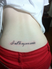 女生后腰漂亮的英文字纹身