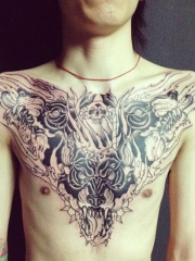 男人胸前霸气纹身图案