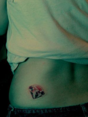 女孩子腰部精美的钻石纹身图案