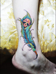 脚踝羽毛包裹着骷髅头纹身