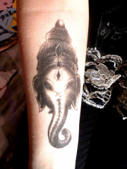 手臂黑色象神头纹身图案