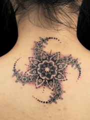后背印度点刺梵花图腾纹身