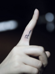 手指上小小的英文字母纹身图案