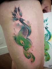 大腿性感孔雀彩绘纹身图案
