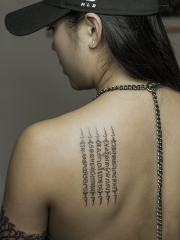 美女后背经文字符个性纹身图案