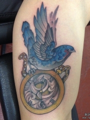 大臂欧美school鸟时钟纹身图案