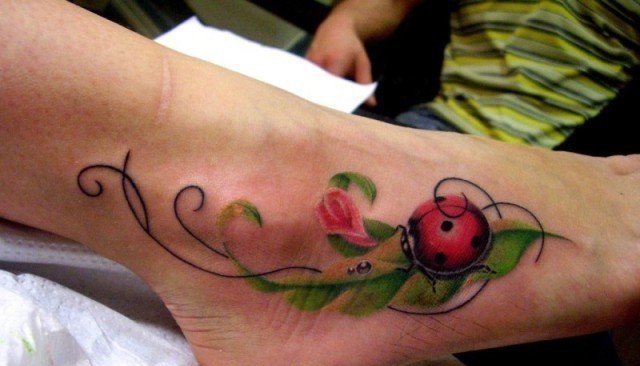 女孩就喜欢这样清新可爱的小瓢虫纹身图案