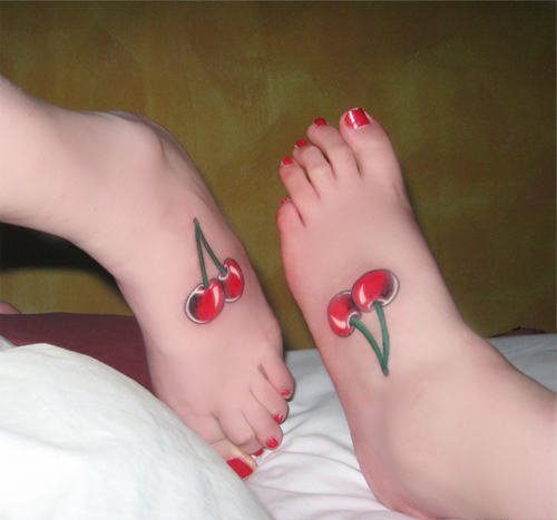 女性身上看起来是如此可口的水果樱桃纹身图案