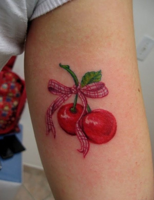 女性身上看起来是如此可口的水果樱桃纹身图案