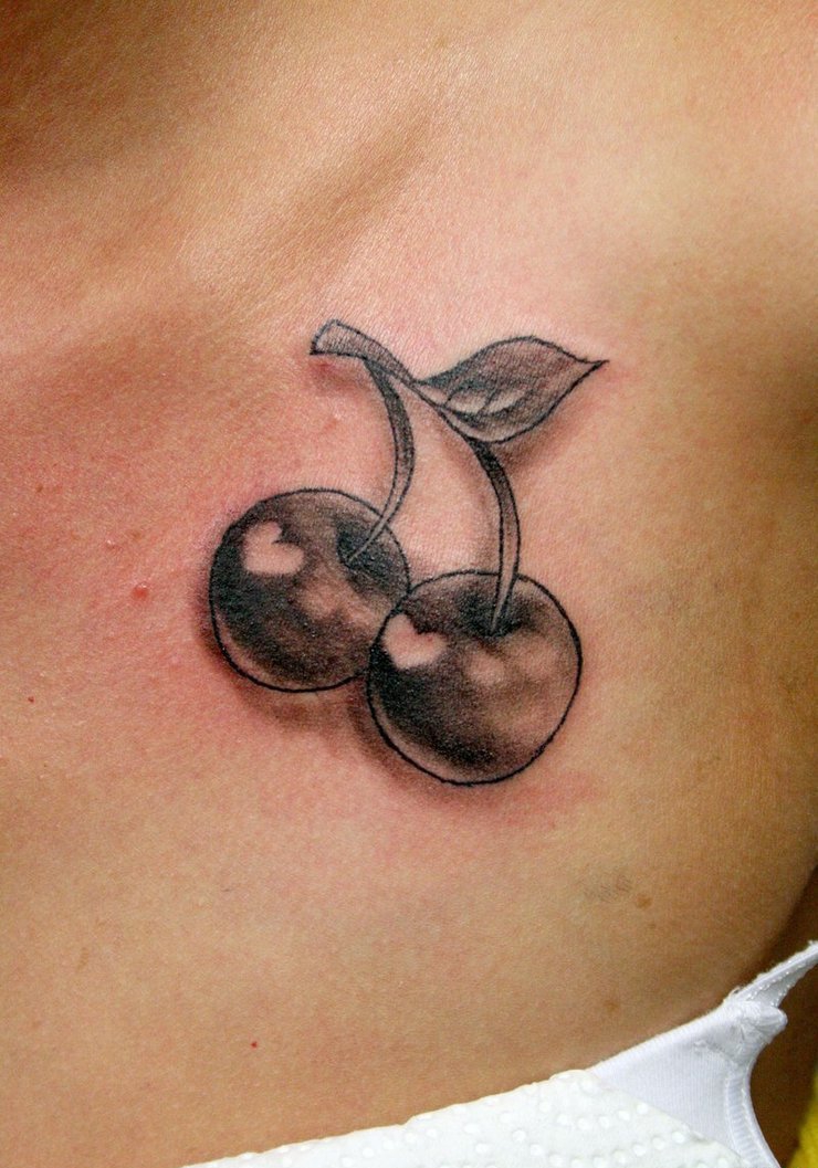 女性身上看起来是如此可口的水果樱桃纹身图案