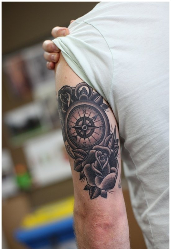 让自己能时刻找到方向的指南针纹身图案