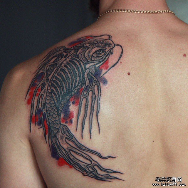 背部欧美泼墨school鲤鱼骨架纹身图案
