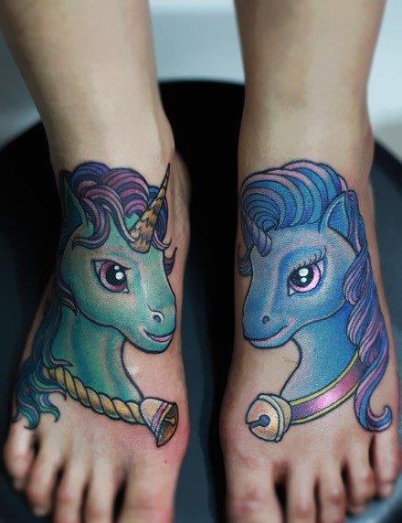 女生脚背卡通独角兽纹身图案