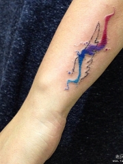 欧美小臂泼墨简约翅膀轮廓纹身图案