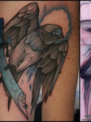 小腿欧美school彩色鸟匕首纹身图案