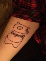 美女可爱的简单个性线条纹身手腕英文和狗纹身图片